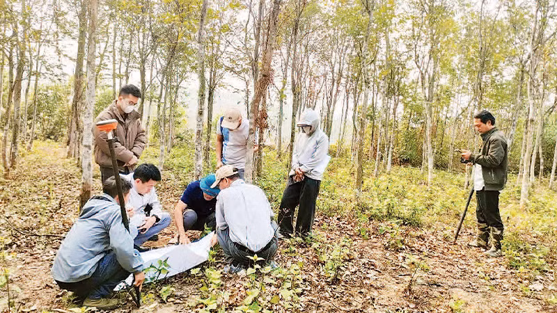 Đo đạc, kiểm đếm để bồi thường cho người dân tại xã Trung Mỹ, huyện Bình Xuyên.