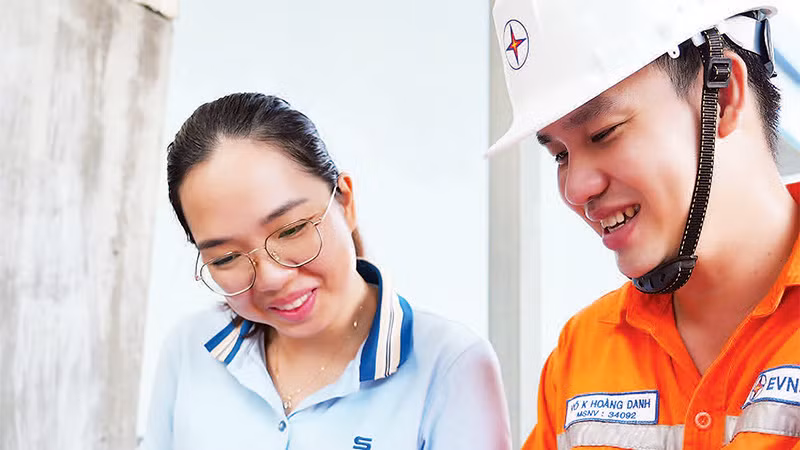 Nhân viên Tổng công ty Điện lực miền nam tư vấn cho người dân về cách tiết kiệm điện.