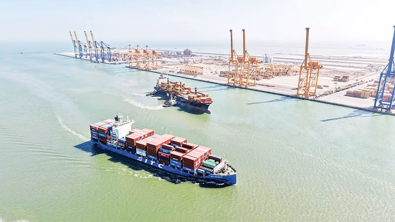 Những chuyến tàu hàng trọng tải lớn rời cảng. (Ảnh VŨ PHẠM QUÂN)