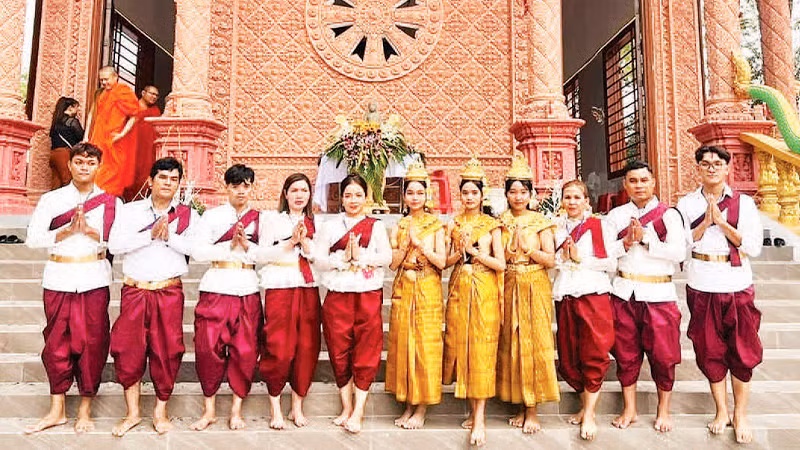 Các bạn trẻ người Khmer tự hào với trang phục truyền thống của dân tộc mình.