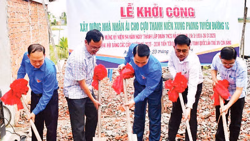 Tỉnh đoàn Kiên Giang hưởng ứng phong trào thi đua chung tay xóa nhà tạm, nhà dột nát ở huyện An Biên. 