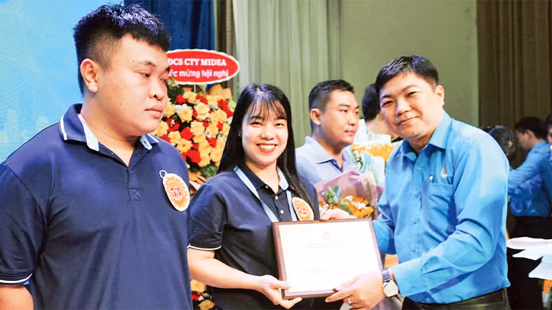 Biểu dương, khen thưởng công nhân, lao động có sáng kiến, sáng tạo tại tỉnh Bình Dương.