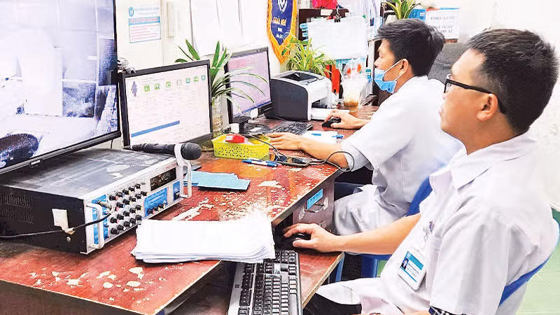 Người bệnh điều trị bằng chiếc máy cũ kỹ tại Bệnh viện Ung bướu thành phố Cần Thơ.