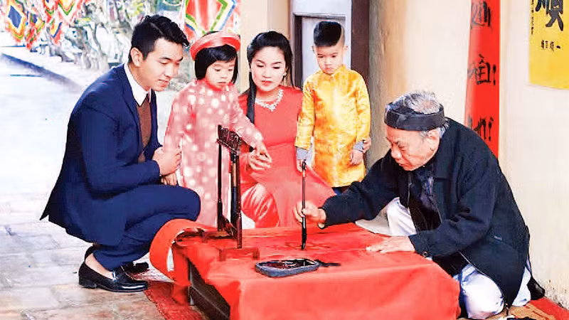 Xin chữ ở Văn Miếu Hưng Yên - nét đẹp cần lưu giữ.