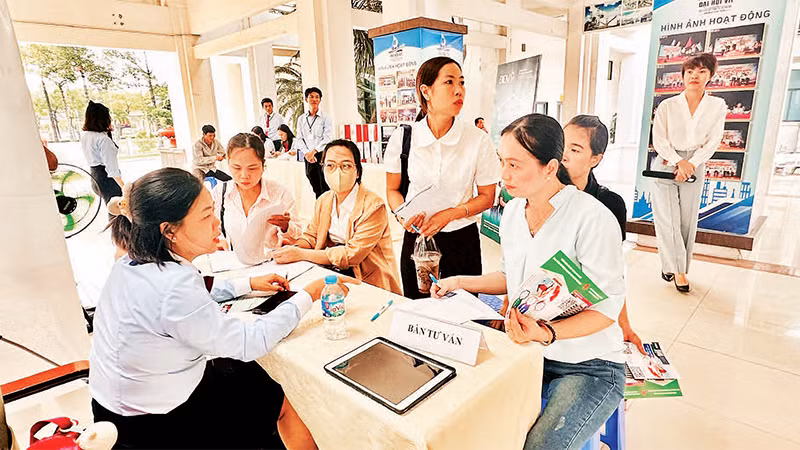 Công nhân tìm hiểu Dự án Nhà ở xã hội Eco Home do HODECO đầu tư tại thành phố Phú Mỹ (Bà Rịa-Vũng Tàu).