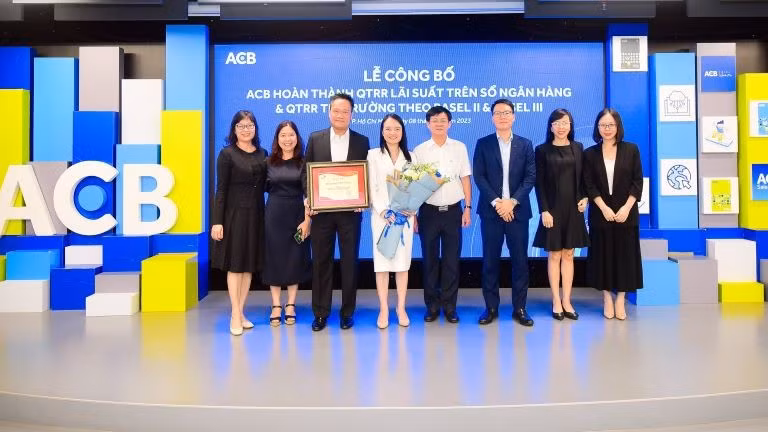 Lãnh đạo ACB đón chứng nhận hoàn thành khung quản lý rủi ro lãi suất từ đại diện PwC.