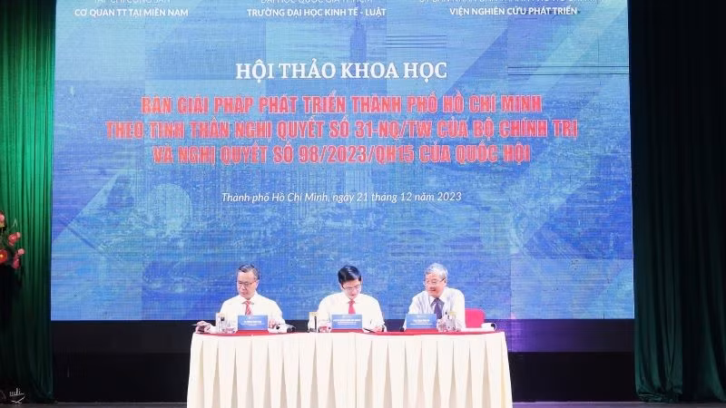 Các đại biểu chủ trì Hội thảo “Bàn giải pháp phát triển Thành phố Hồ Chí Minh theo tinh thần Nghị quyết số 31-NQ/TW của Bộ Chính trị và Nghị quyết số 98/2023/QH15 của Quốc hội”.