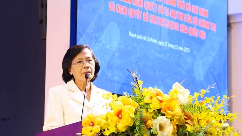 Bà Phạm Phương Thảo, nguyên Phó Bí thư Thành ủy, nguyên Chủ tịch Hội đồng nhân dân Thành phố Hồ Chí Minh phát biểu tại hội thảo.