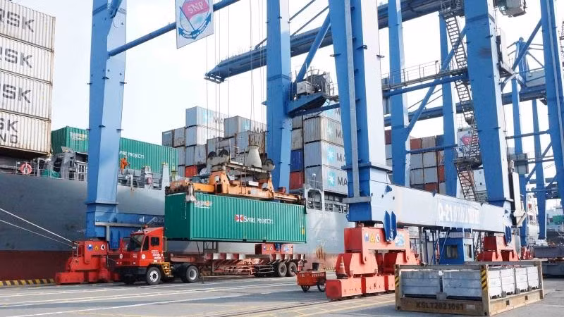 Bốc xếp hàng hóa xuất, nhập khẩu tại Cảng Cát Lái, thành phố Thủ Đức, Thành phố Hồ Chí Minh.