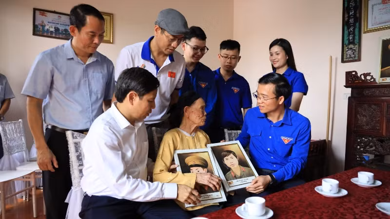 Tặng ảnh hai con trai là liệt sĩ cho Mẹ Việt Nam Anh hùng Trần Thị Đọn, xã Tiên Lữ.