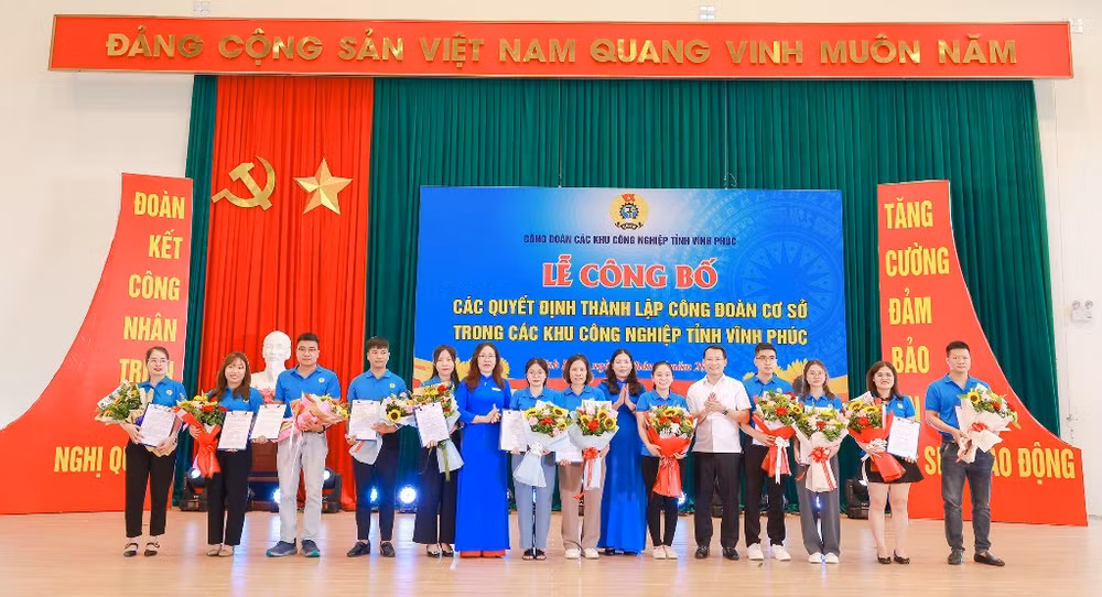 Trao quyết định thành lập 13 Công đoàn cơ sở trong các khu công nghiệp.