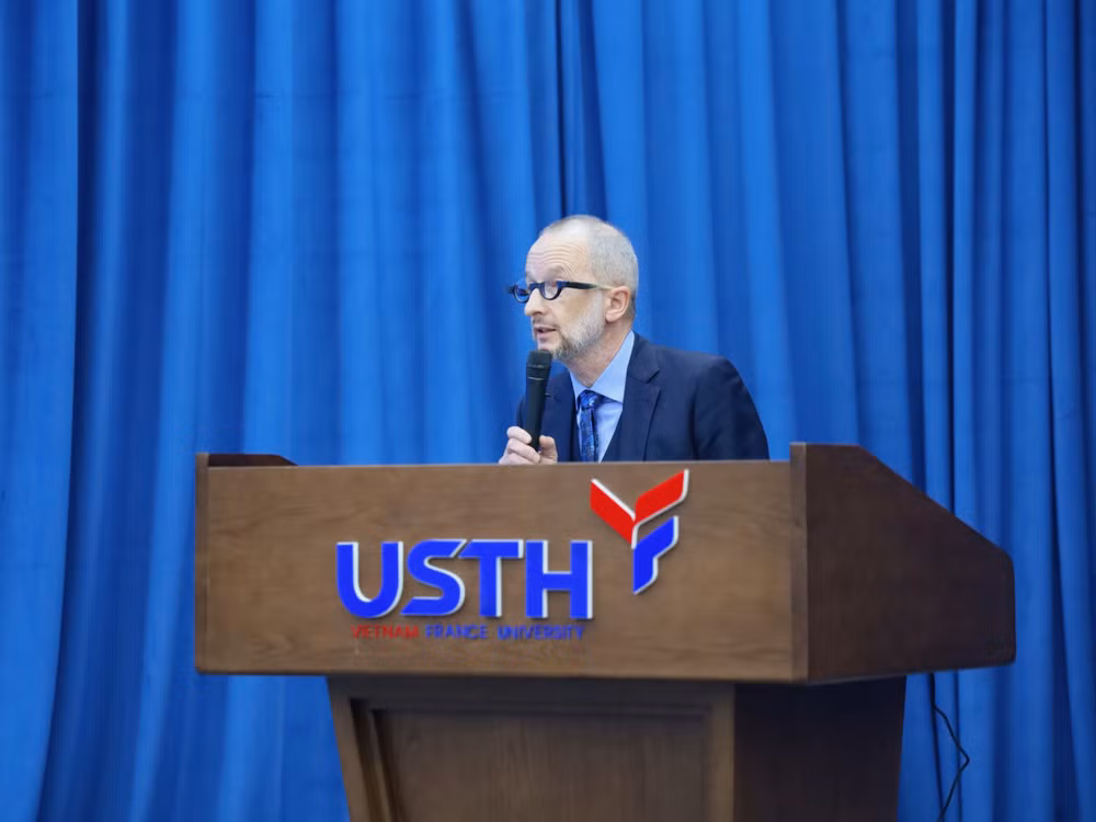 Giáo sư Jean-Marc Lavest, Hiệu trưởng chính Trường đại học Khoa học và Công nghệ Hà Nội phát biểu tại sự kiện.