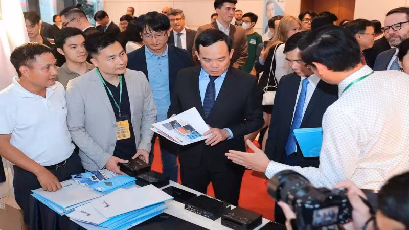 Đồng chí Trần Lưu Quang cùng các đại biểu tham quan gian hàng giới thiệu công nghệ AI tại sự kiện.