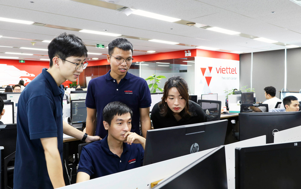 Đội ngũ kỹ sư tham khảo và thử nghiệm các mô hình ngôn ngữ lớn.