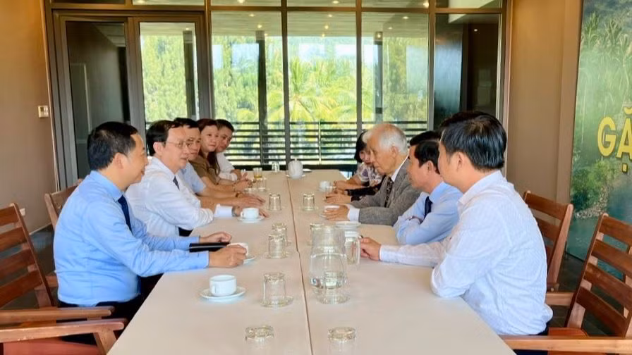 Bộ trưởng Bộ Khoa học và Công nghệ Huỳnh Thành Đạt gặp gỡ, trao đổi về hoạt động của Trung tâm ICISE với Giáo sư Trần Thanh Vân, Chủ tịch Hội Khoa học gặp gỡ Việt Nam.