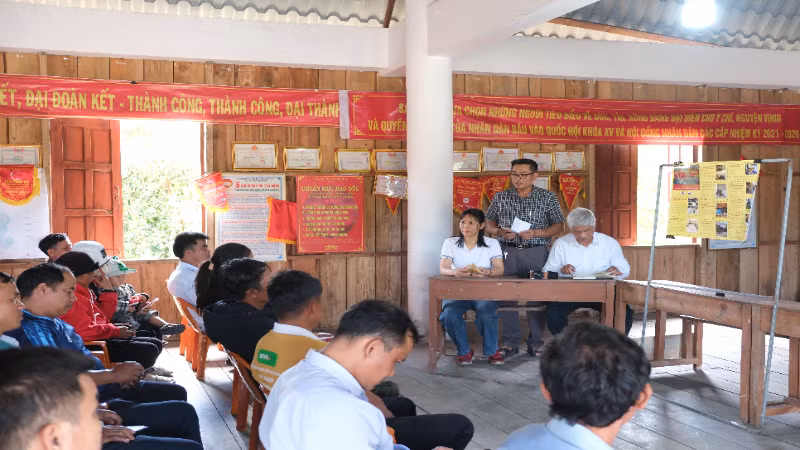 Cán bộ Viện Vật lý địa cầu tuyên truyền và hướng dẫn các kỹ năng ứng phó động đất cho người dân huyện Kon Plông. 