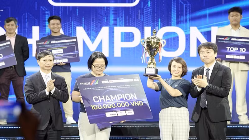 Trao Giải quán quân cho đội BUYO tại Cuộc thi Tìm kiếm tài năng khởi nghiệp sáng tạo Quốc gia năm 2023.