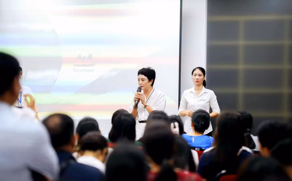 Ban Giám hiệu nhà trường phổ biến quy trình nhập học.