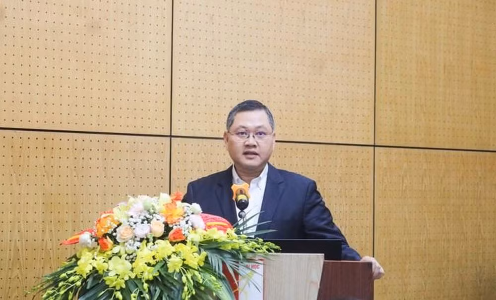 Tiến sĩ Vũ Xuân Hùng - Trưởng Ban Quản lý các khu công nghệ cao và khu công nghiệp thành phố Hà Nội chia sẻ các giải pháp tại hội thảo.