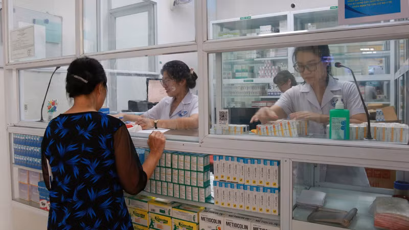 Người dân mua thuốc chữa bệnh tại các cơ sở điều trị trên địa bàn Hà Nội.