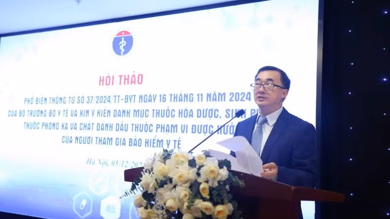 Thứ trưởng Bộ Y tế Trần Văn Thuấn phát biểu tại hội thảo.