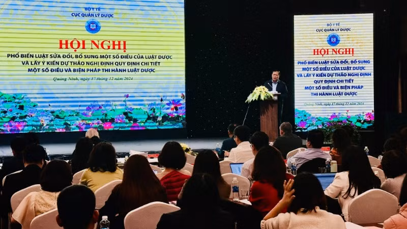 Thứ trưởng Y tế Đỗ Xuân Tuyên phát biểu ý kiến tại hội nghị.