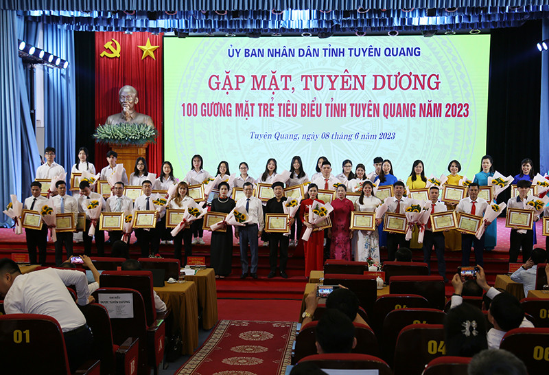 Lãnh đạo tỉnh Tuyên Quang trao Bằng tuyên dương và tặng hoa cho các gương mặt trẻ tiêu biểu.