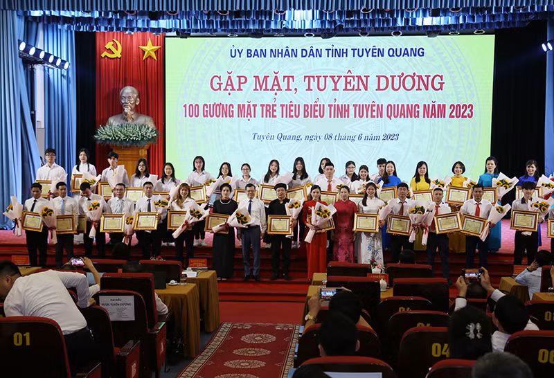 Lãnh đạo tỉnh Tuyên Quang trao Bằng tuyên dương và tặng hoa cho các gương mặt trẻ tiêu biểu.