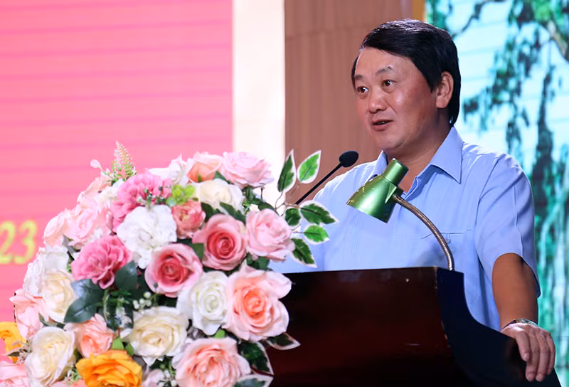 Đồng chí Hầu A Lềnh, Bộ trưởng, Chủ nhiệm Ủy Ban Dân tộc phát biểu tại Hội thảo.