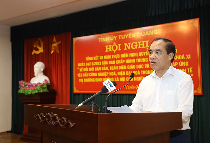 Đồng chí Chẩu Văn Lâm, Ủy viên Trung ương Đảng, Bí thư Tỉnh ủy Tuyên Quang phát biểu tại hội nghị.