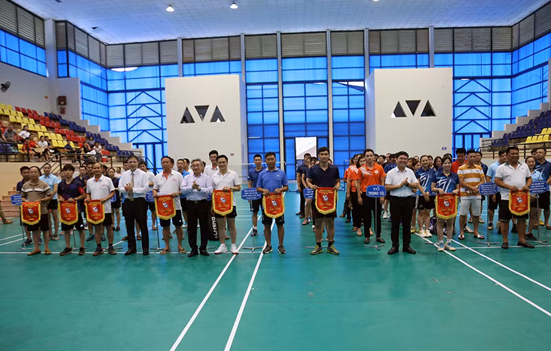 Ban Tổ chức trao cờ lưu niệm cho các đội tham dự giải.