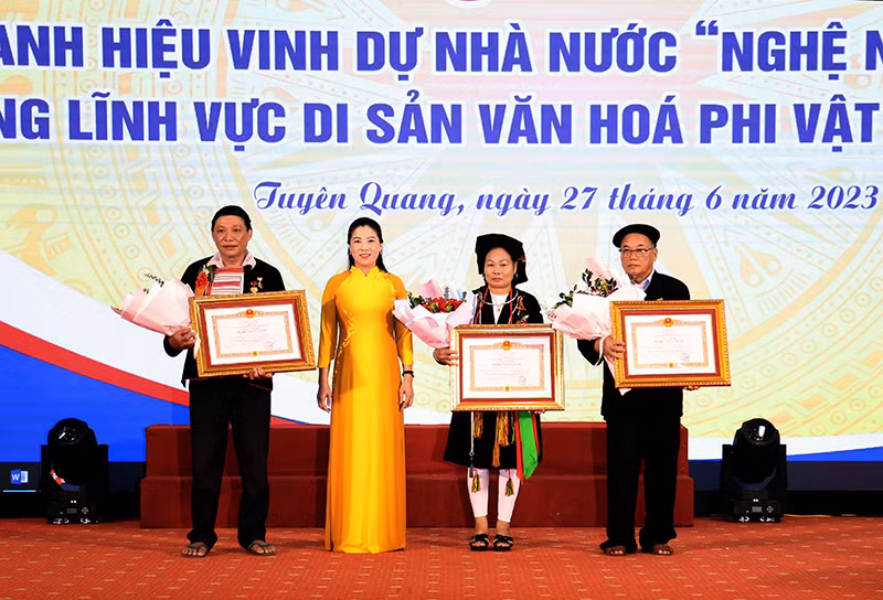 Đồng chí Lê Thị Kim Dung, Phó Bí thư Thường trực Tỉnh ủy, Chủ tịch Hội đồng nhân dân tỉnh Tuyên Quang trao tặng danh hiệu Nghệ nhân Ưu tú.