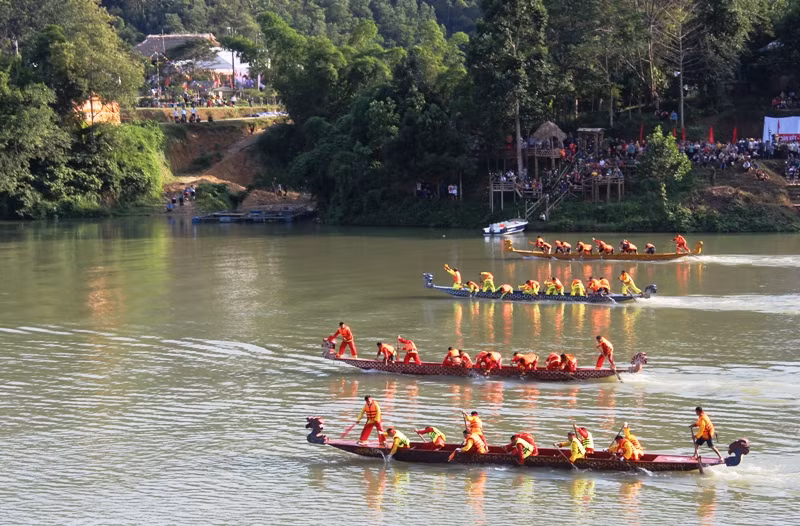 Đua thuyền trên sông Chu.