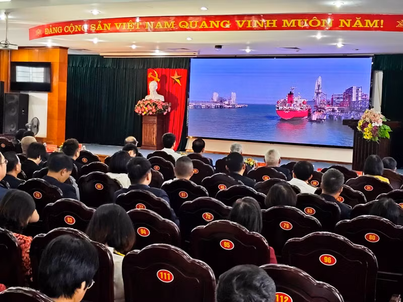 Các đại biểu xem video về hoạt động của cộng đồng doanh nghiệp.