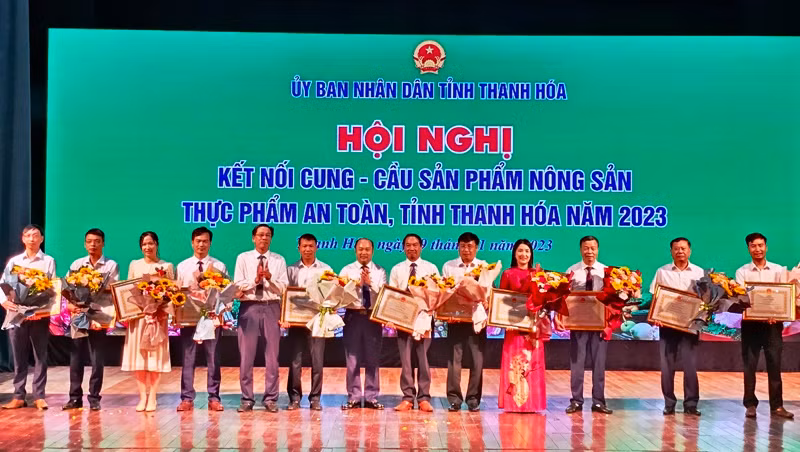 Tỉnh Thanh Hóa tặng Bằng khen cho các cá nhân có thành tích xuất sắc.