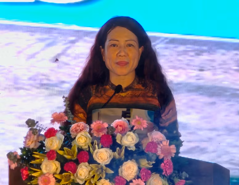 Phó Giám đốc Sở Văn hóa-Thể thao và Du lịch Thanh Hóa phát biểu tại đêm khai mạc Liên hoan.