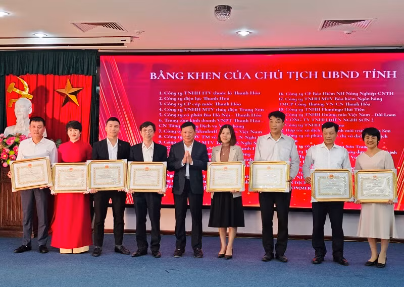 Lãnh đạo tỉnh Thanh Hóa trao thưởng cho các doanh nghiệp thực hiện tốt chính sách, pháp luật thuế.