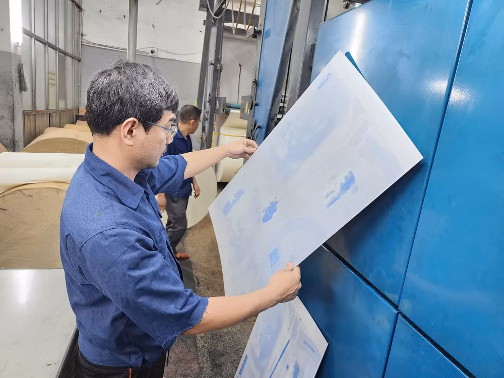 Công nhân nhà in Báo Nhân Dân lắp bản kẽm ấn phẩm phụ san đặc biệt kỷ niệm 50 năm Ngày Giải phóng miền nam, thống nhất đất nước lên máy in