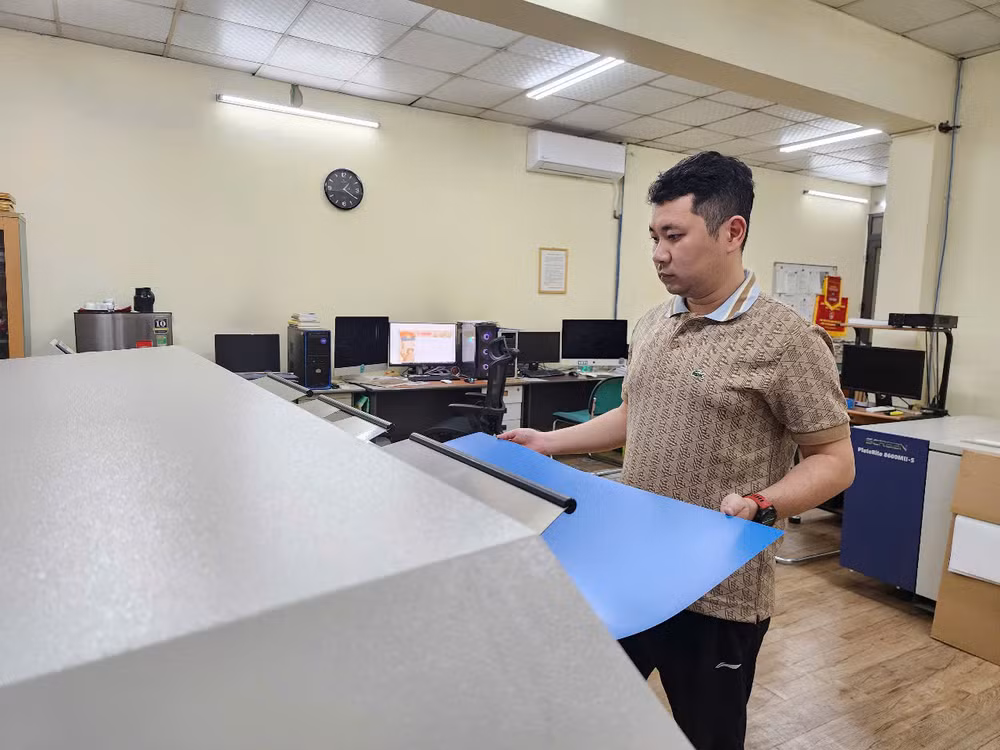 Nhân viên nhà in Báo Nhân Dân ghi kẽm ấn phẩm phụ san đặc biệt kỷ niệm 50 năm Ngày Giải phóng miền nam, thống nhất đất nước