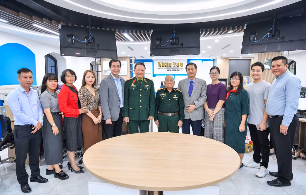 Các nhân chứng lịch sử chụp ảnh lưu niệm với cán bộ, phóng viên Báo Nhân Dân tại buổi giao lưu trực tuyến.