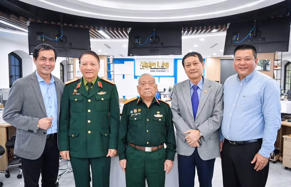 Các nhân chứng lịch sử chụp ảnh lưu niệm với cán bộ, phóng viên Báo Nhân Dân tại buổi giao lưu trực tuyến.