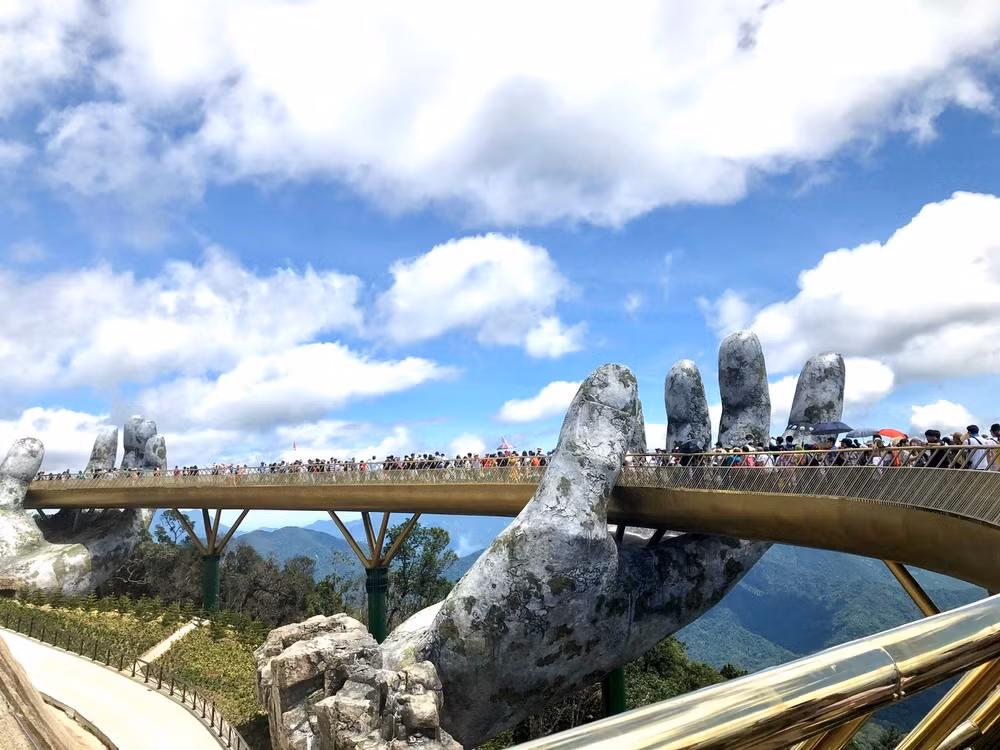 Du khách tham quan Cầu Vàng - một công trình nằm trong quần thể du lịch Sun World Bà Nà Hills (Đà Nẵng). (Ảnh TRANG ANH)