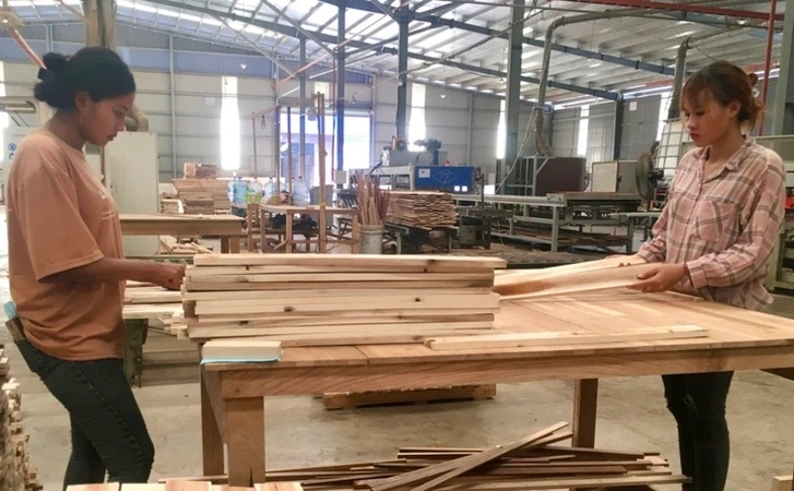 Sản xuất gỗ xuất khẩu tại Công ty Cổ phần TAVICO (Đồng Nai).