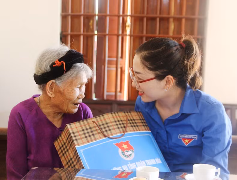 Đại diện Tỉnh đoàn Thanh Hóa trao phần quà nhỏ cùng lời tri ân Bà mẹ Việt Nam Anh hùng Nguyễn Thị Tuyến ở xã Hà Tân, huyện Hà Trung.
