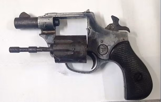 Khẩu súng tang vật.