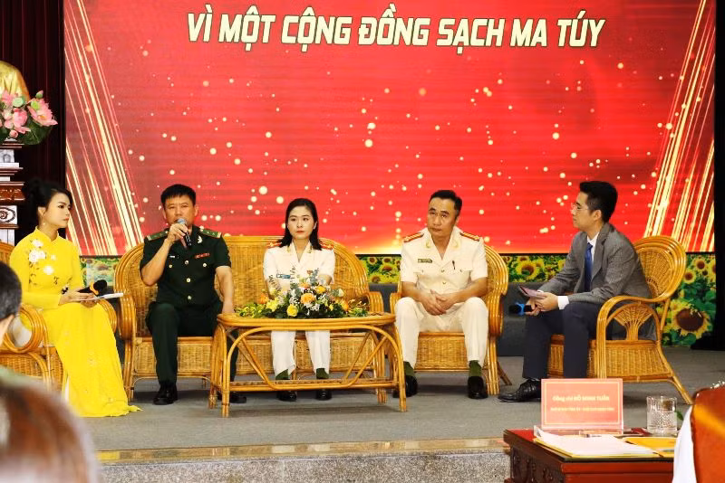 Các điển hình tiên tiến giao lưu, trao đổi về công tác phòng, chống ma túy.