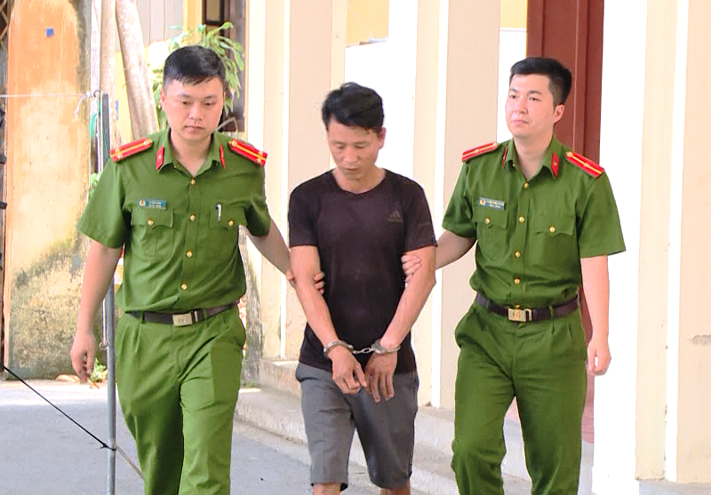 Công an dẫn giải đối tượng trộm cắp tài sản.
