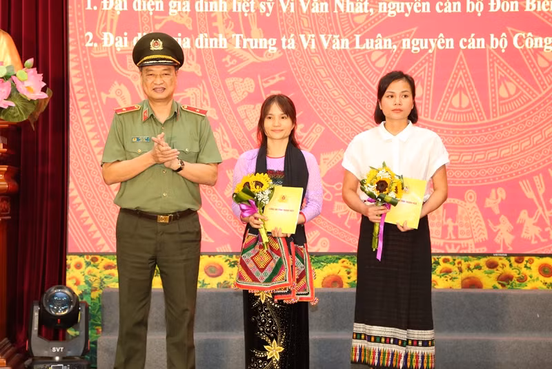 Lãnh đạo Công an tỉnh Thanh Hóa tặng quà tri ân thân nhân 2 liệt sĩ.