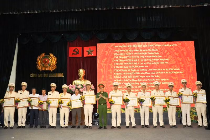 Các điển hình tiên tiến được tôn vinh, khen thưởng.