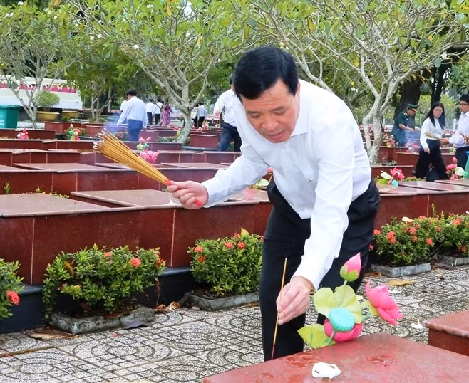 Đồng chí Lại Thế Nguyên, Phó Bí thư Thường trực Tỉnh ủy, Trưởng đoàn đại biểu Quốc hội tỉnh Thanh Hóa dâng hương trước mộ phần liệt sĩ.